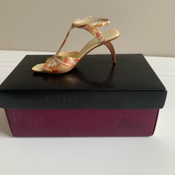 Riviera 2002 - Just the Right Shoe - Picture 2 of 9